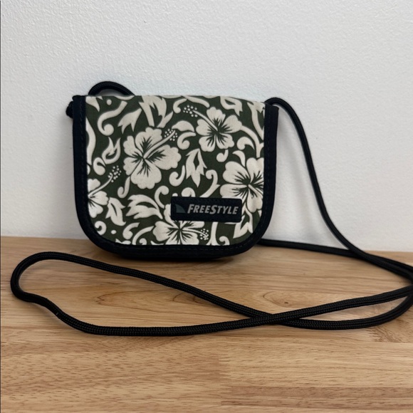[Freestyle] Floral Crossbody wallet  - Green and Cream - Picture 1 of 15
